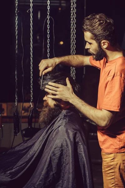 Fryzjer tnie włosy do człowieka — Zdjęcie stockowe