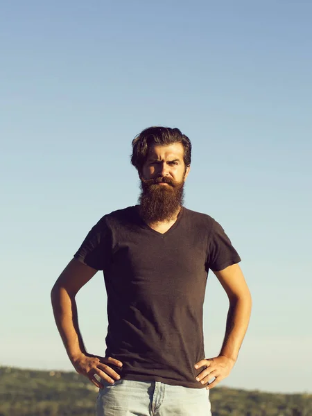 Bonito homem no céu azul — Fotografia de Stock