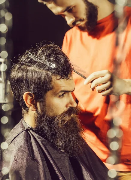 Friseur schneidet Mann die Haare — Stockfoto