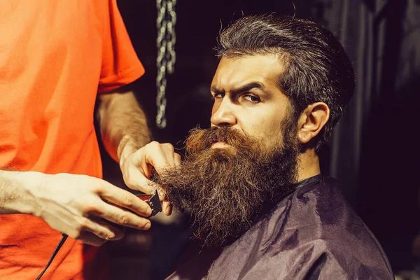 Bonito barbudo homem no barbearia — Fotografia de Stock