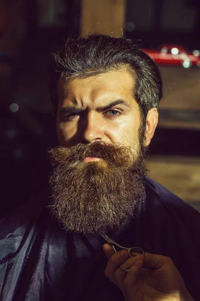 Hombre barbudo guapo en la barbería —  Fotos de Stock