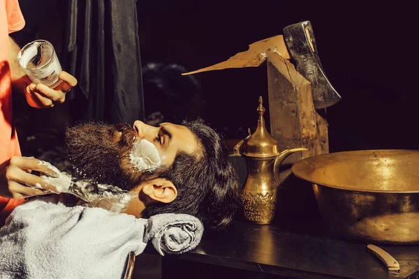 Sakallı adam tıraş vardır