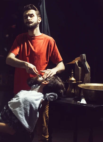 Kuaför adama sakal tıraş