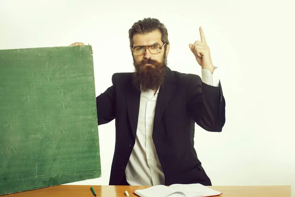 Homme barbu professeur lunettes avec tableau noir — Photo