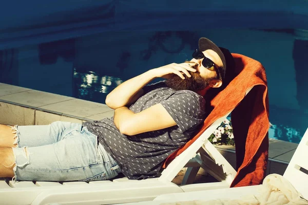 Yüzme Havuzu, güneş gözlüğü, sakallı adam