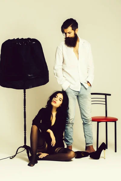 Seksi çift lambalı sandalye üzerinde — Stok fotoğraf