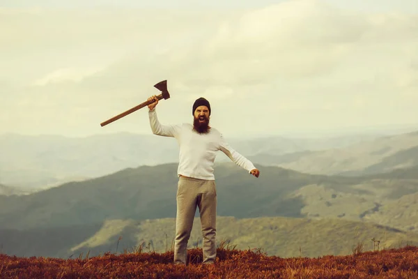 Hombre barbudo guapo con hacha — Foto de Stock