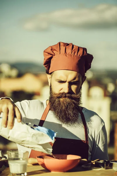 Ο άνθρωπος μάγειρας σεφ έκχυση δαπέδου — Φωτογραφία Αρχείου