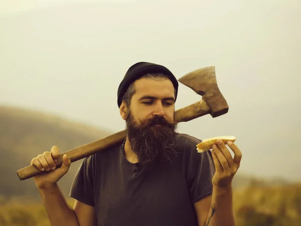 Lumberjack man hipster med yxa — Stockfoto