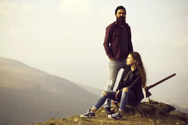 Pareja en cima de la montaña —  Fotos de Stock