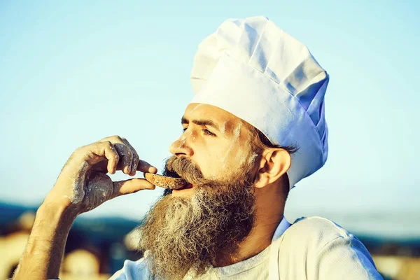 Бородатий чоловік готує шеф-кухар — стокове фото