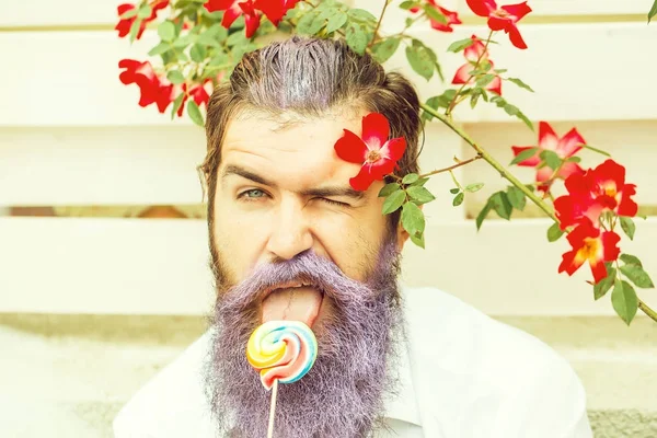 Bearded man with blue beard and lollipop — Stock Photo, Image