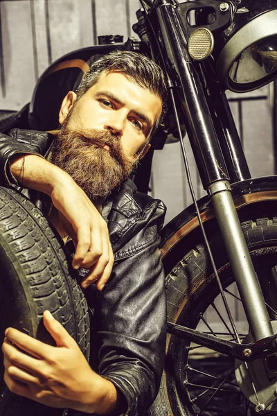Sakallı adam hipster motorcu