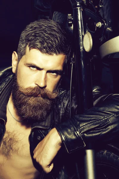 Sakallı adam hipster motorcu