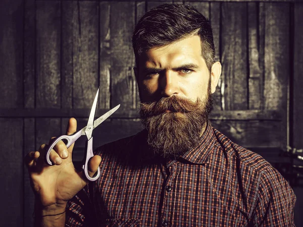 Barbero hombre barbudo con tijeras — Foto de Stock