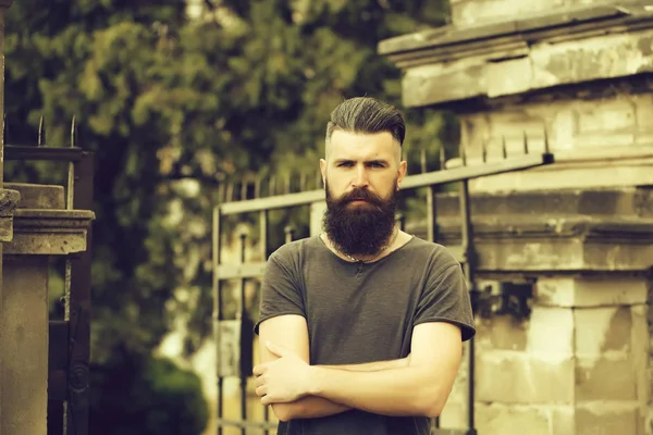 Mavi gökyüzü üzerinde sakallı adam