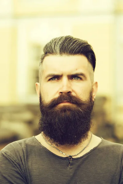 Sakallı adam açık