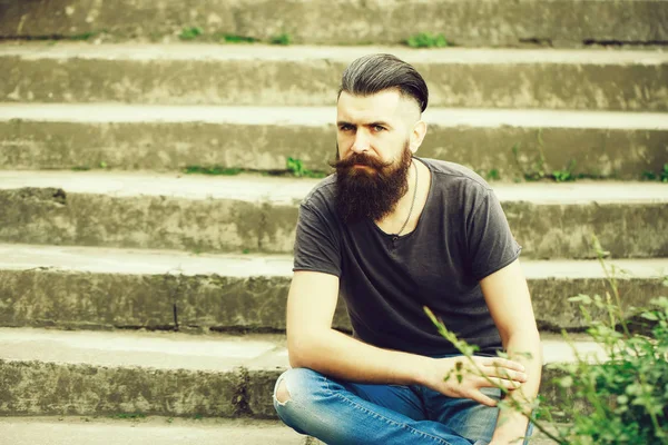 Mavi gökyüzü üzerinde sakallı adam