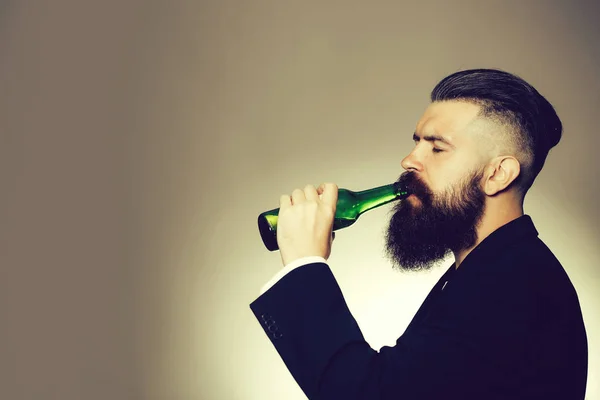Bärtiger Mann mit Bierflasche — Stockfoto