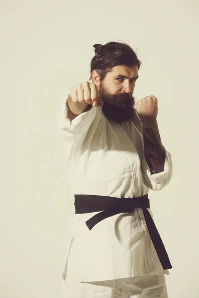 Skäggiga karate man, brutala kaukasiska allvarliga hipster i kimono — Stockfoto