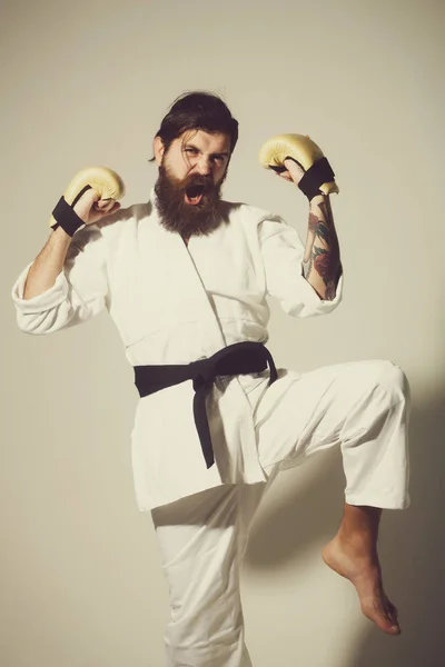 Bearded shouting happy karate man in kimono and boxing gloves — Stock Photo, Image