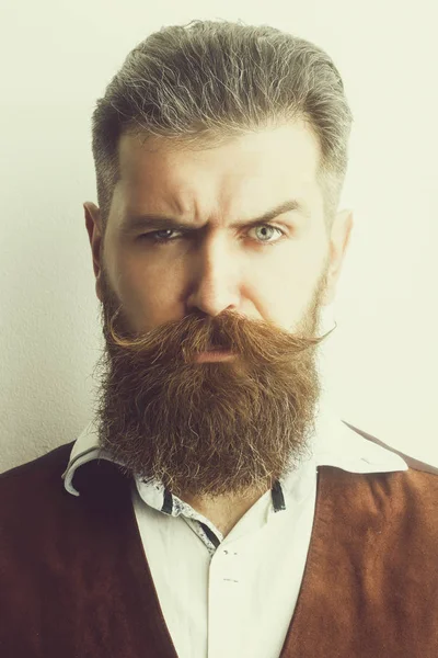 Brodaty mężczyzna, brutalne kaukaski hipster z poważną twarz — Zdjęcie stockowe