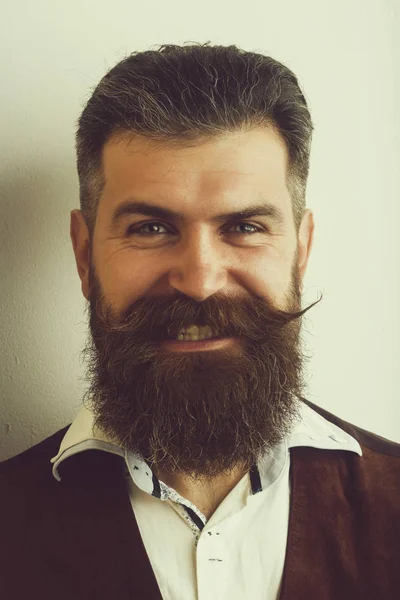 sakallı adam, acımasız beyaz hipster mutlu güler yüz ile