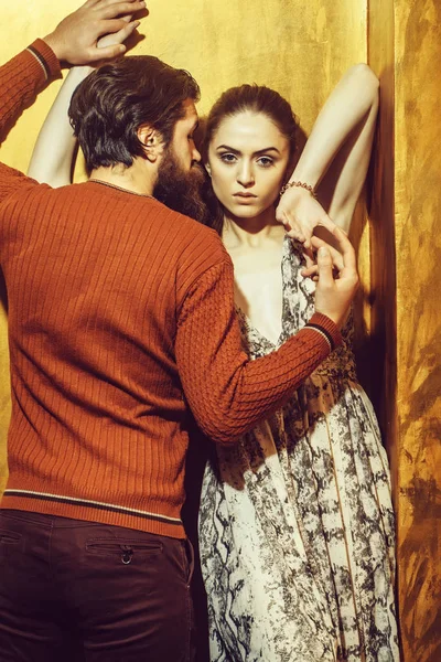 Ciddi sakallı adam kucaklama güzel kız