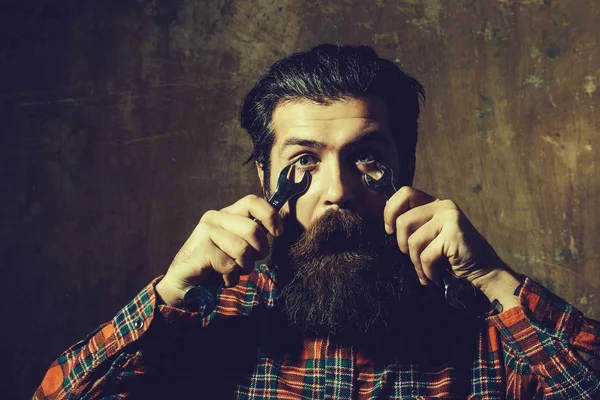 Překvapený vousatý muž upevnění oči s Hasáky — Stock fotografie