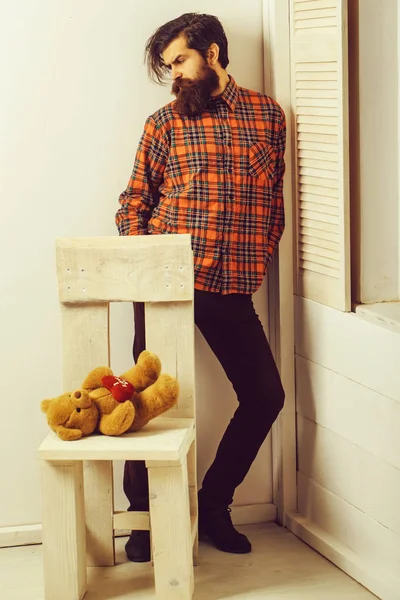 Бородатий чоловік і милий коричневий плюшевий ведмедик з червоним серцем — стокове фото