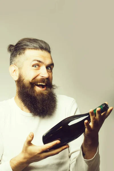 Бородатий чоловік з пляшкою вина — стокове фото