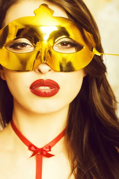 Sexy mujer con labios rojos en máscara de oro —  Fotos de Stock