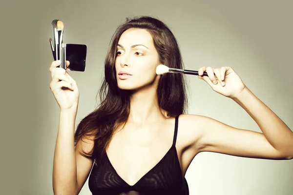Kadın sutyen makyaj fırça ve ayna — Stok fotoğraf
