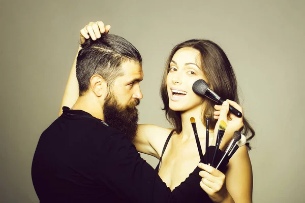 Visagiste szakállas férfi és szexi nő — Stock Fotó