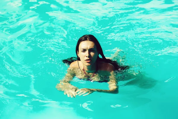 Yüzme havuzunda çok seksi kadın