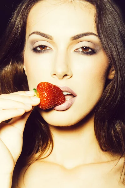Sexig kvinna äta röd jordgubbe — Stockfoto