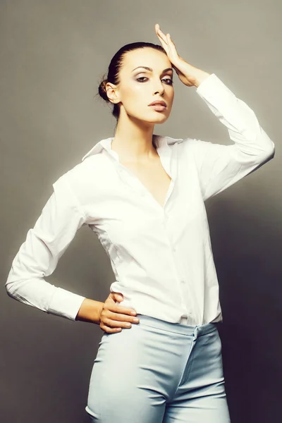 Jolie femme élégante en chemise blanche — Photo