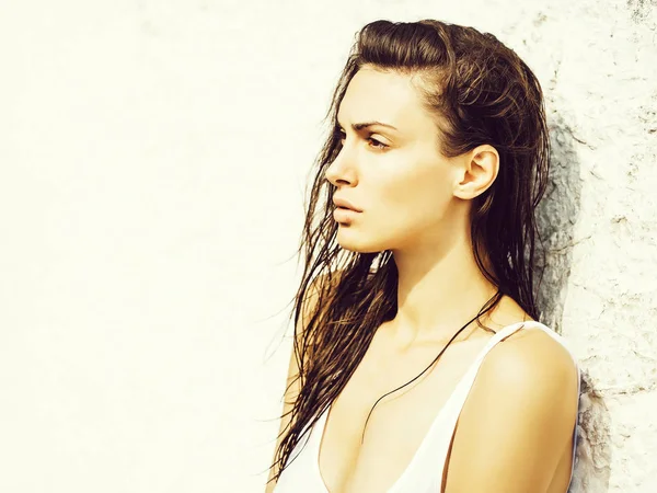 kadın beyaz duvar arka plan üzerinde