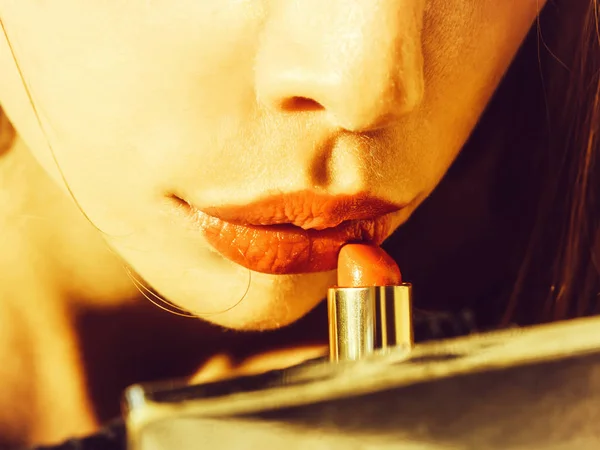 Femlae rode lippen met lippenstift — Stockfoto