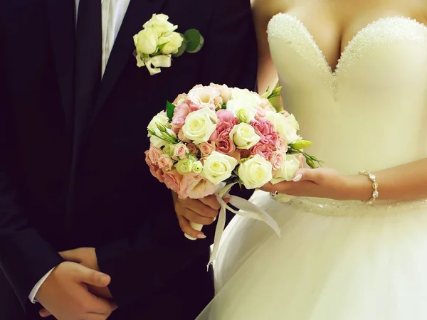 漂亮的新娘花束 — 图库照片