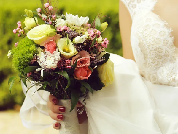 Noiva com buquê de flores de casamento — Fotografia de Stock