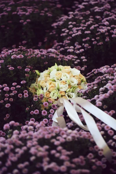 Bouquet de mariage sur prairie fleurie — Photo