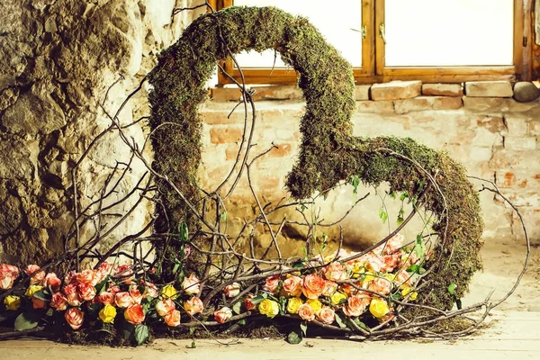 Květinové dekorace růže a větvičky — Stock fotografie