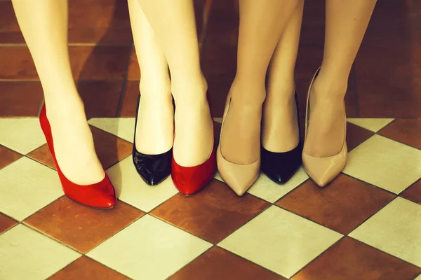 Patas femeninas en zapatos elegantes — Foto de Stock