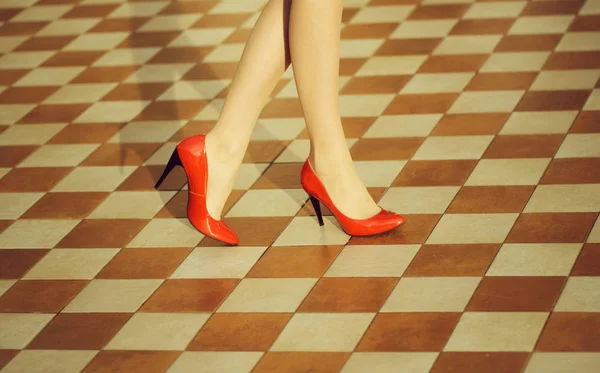 Женские ноги в красных туфлях — стоковое фото