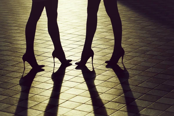 Vrouwelijke benen in schoenen — Stockfoto