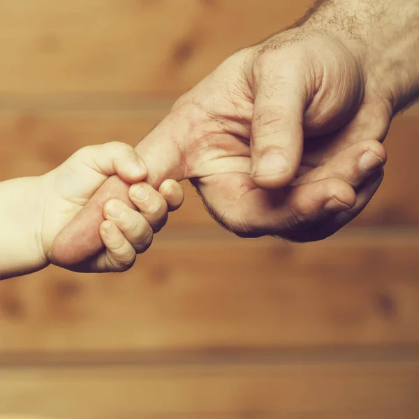 Manos de hijo y padre — Foto de Stock