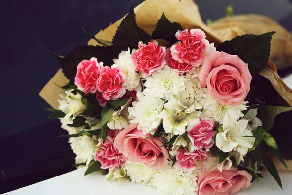 Kolorowy bukiet świeżych kwiatów — Zdjęcie stockowe