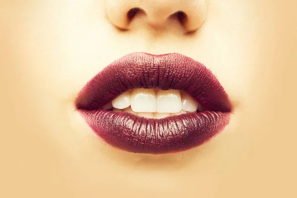 Sexy labios femeninos — Foto de Stock