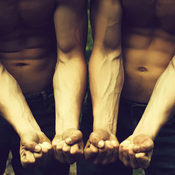 Mięśni chłopaki z żyły na rękach — Zdjęcie stockowe